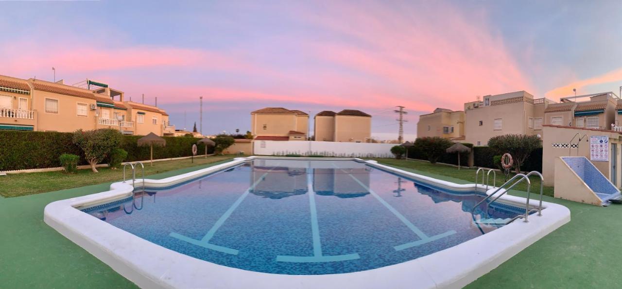 Holiday House Torrevieja Dış mekan fotoğraf