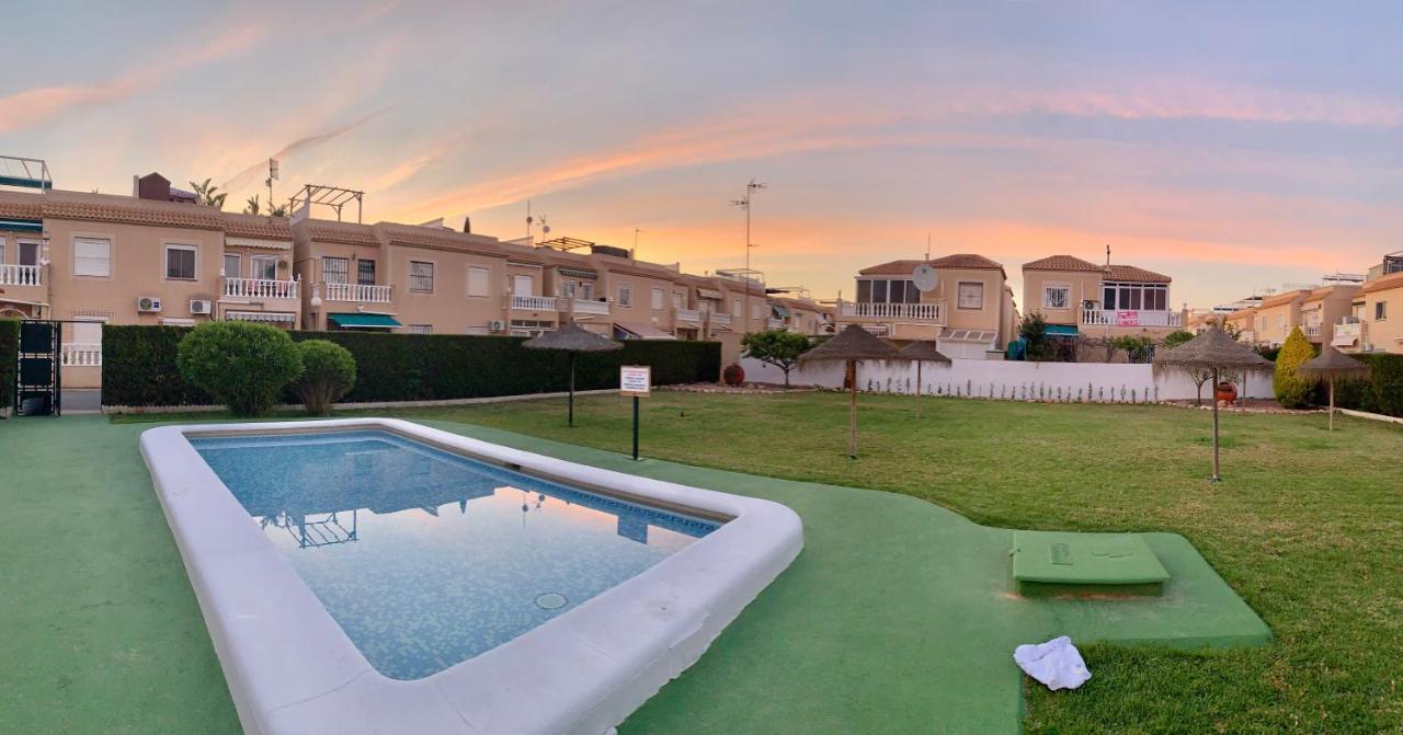Holiday House Torrevieja Dış mekan fotoğraf